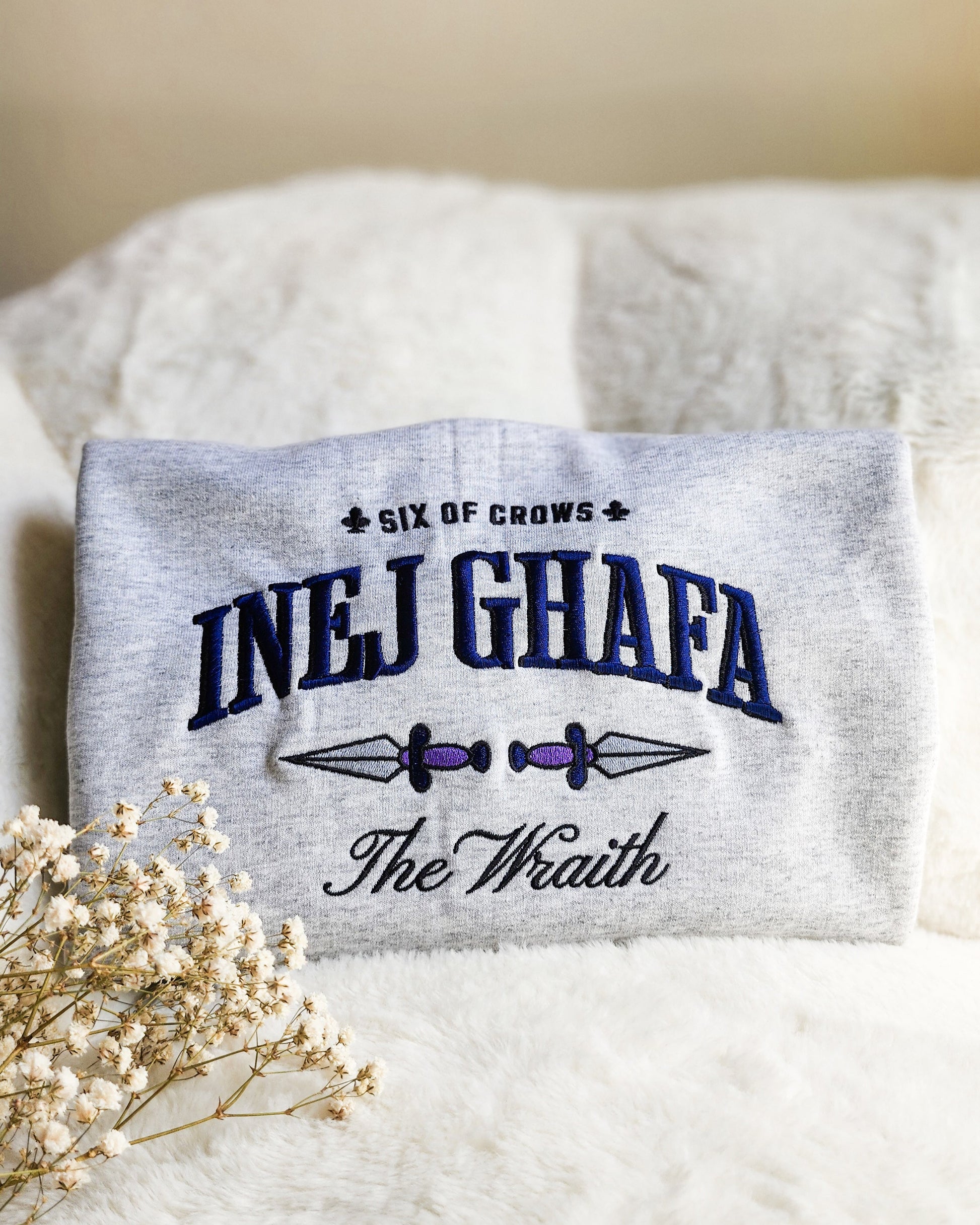 Inej Ghafa Embroidered Sweatshirt - The Bean Workshop - Book Lover Gift, Bookish Apparel, Dagger Embroidery, Fantasy Character, Grishaverse sweatshirt, Inej Ghafa embroidered sweatshirt, Ketterdam, Leigh Bardugo fan apparel for readers, Six of Crows Wraith merch, Subtle Fan Merch, Suli proverb gift, The Dregs, The Wraith