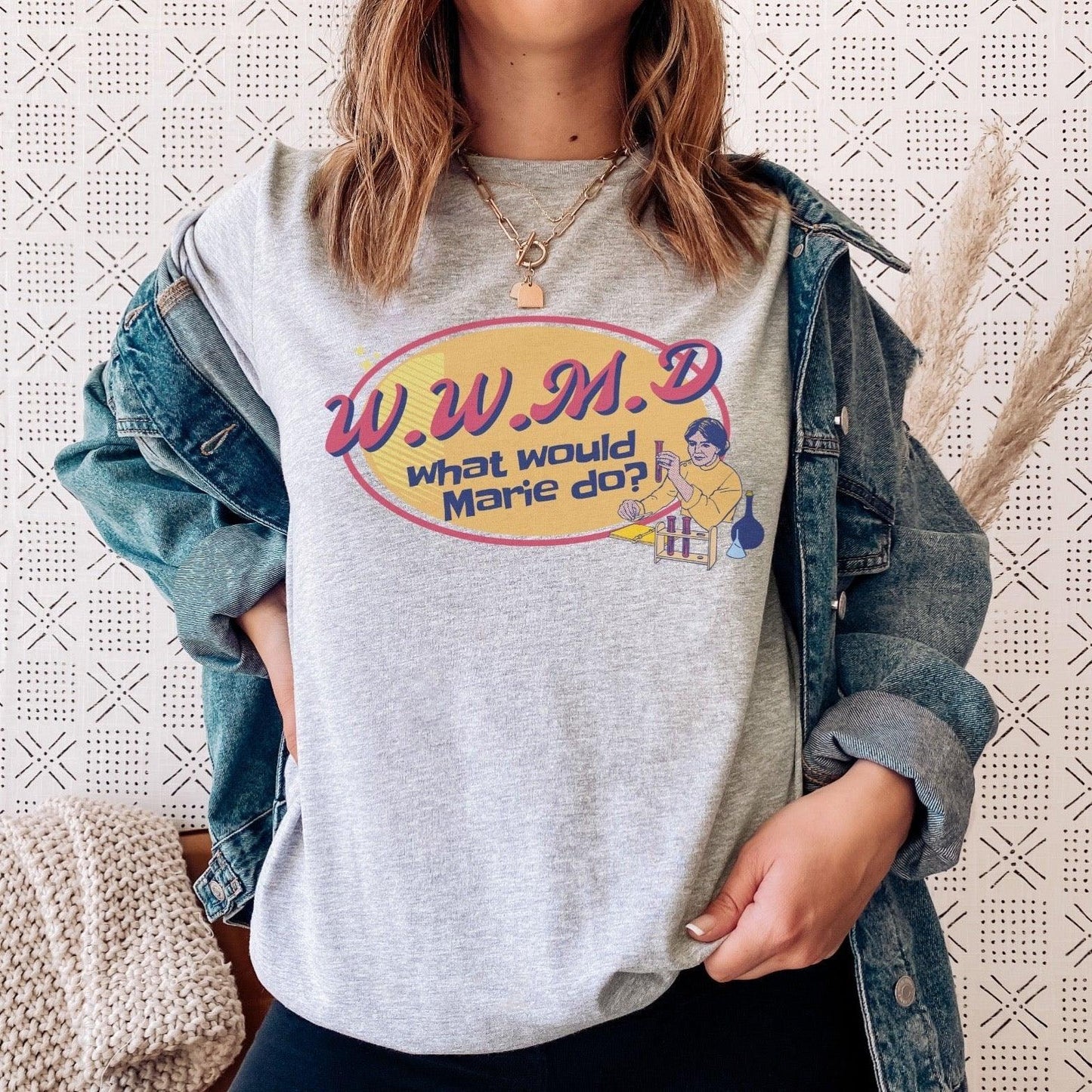What Would Marie Curie Do? T-Shirt - The Bean Workshop - ali hazelwood, Bee Königswasser, Levi Ward, love on the brain, retro, t-shirt